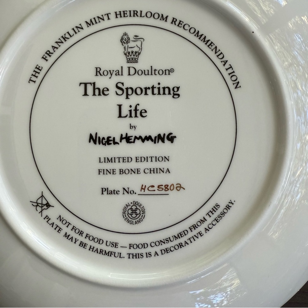Royal Doulton's Sporting Life collection Black Labrador retriever 8 1/2 round - Picture 3 of 4